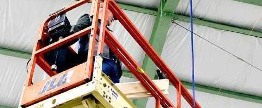 Cesta elevadora remolcable